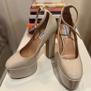 Steve Madden Skyrise Platform Pump size 7.
